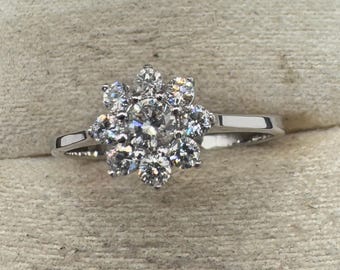 Anillo de oro blanco de 18kt con diamantes naturales talla brillante en el centro