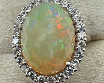 Anillo de oro blanco de 18 kt con ópalo talla oval en el centro y diamantes naturales talla brillante a su alrededor 2.00 ct