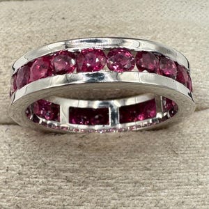18kt white gold ring with 3.00 ct brilliant-cut rubies