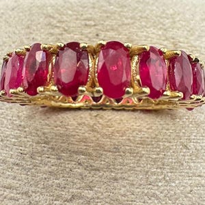 18kt yellow gold ring with oval cut ruby, approximately 8.00 ct in total