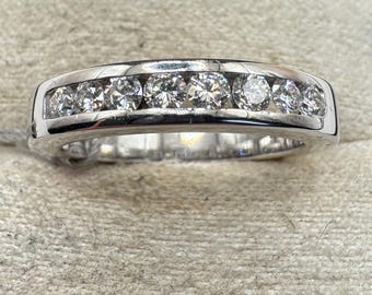 Anillo de oro blanco de 18kt con diamantes naturales talla brillante en el centro.