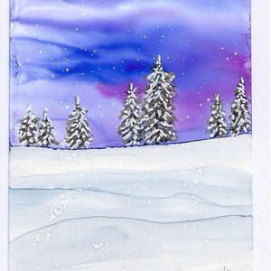 Cartão pintado à mão, cena de inverno com árvores perenes cobertas de neve, cartão de felicitações em branco, arte com tinta a álcool