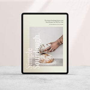 Peut inclure: Une couverture de livre avec le titre "Simple Sourdough." La couverture pr&eacute;sente une photo d'une main tenant deux pains au levain. Le texte "The Easiest Sourdough Starter And Bread Recipes You Will Ever Find" est imprim&eacute; sur la couverture.