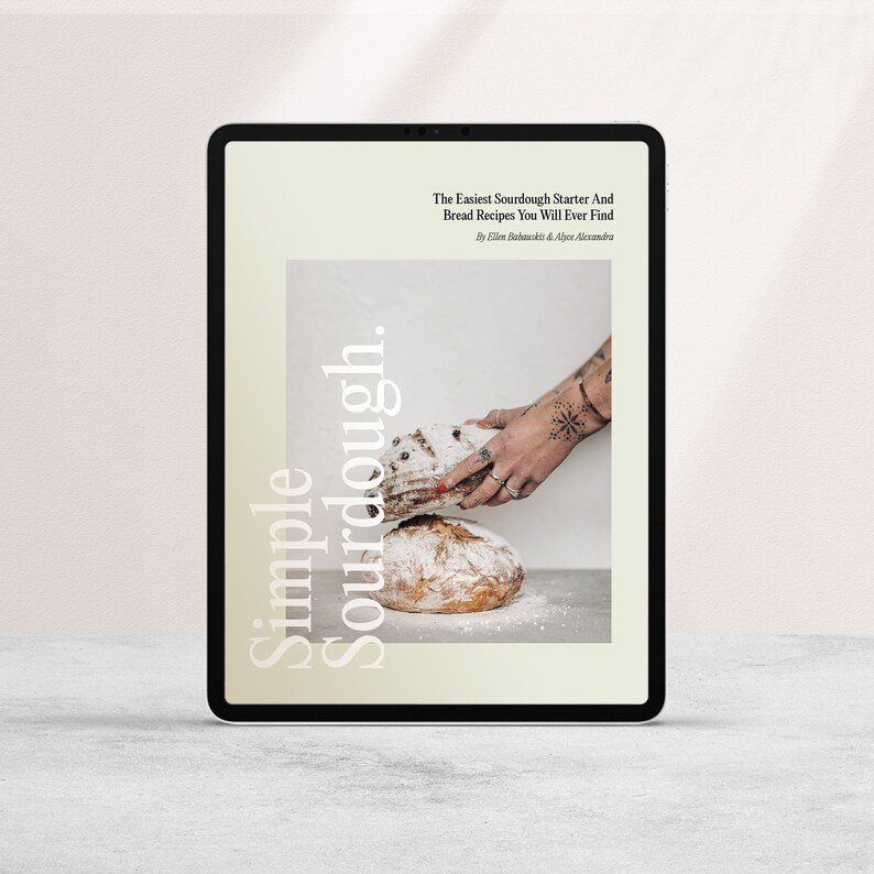 Peut inclure: Une couverture de livre avec le titre "Simple Sourdough." La couverture pr&eacute;sente une photo d'une main tenant deux pains au levain. Le texte "The Easiest Sourdough Starter And Bread Recipes You Will Ever Find" est imprim&eacute; sur la couverture.