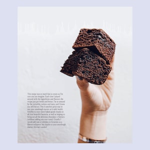Peut inclure: Gros plan sur trois brownies au chocolat empil&eacute;s les uns sur les autres. Les brownies sont brun fonc&eacute; et ont une texture l&eacute;g&egrave;rement friable. Les brownies sont tenus par une main.
