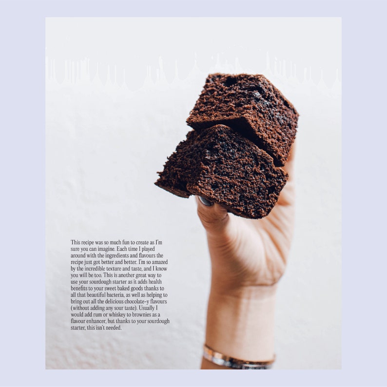 Peut inclure: Gros plan sur trois brownies au chocolat empil&eacute;s les uns sur les autres. Les brownies sont brun fonc&eacute; et ont une texture l&eacute;g&egrave;rement friable. Les brownies sont tenus par une main.