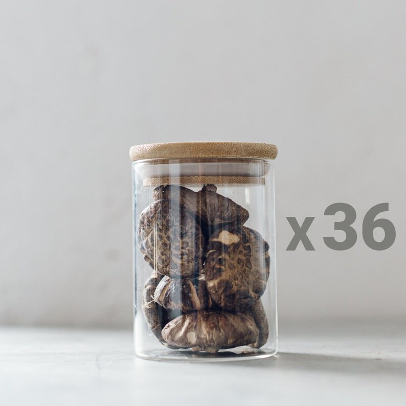 Może przedstawiać: Szklany słoik z drewnianym wieczkiem wypełniony suszonymi grzybami shiitake. x36