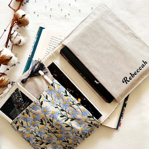 Porte-livre personnalisé avec poche, pochette de livre brodée, couverture de livre marguerite, sac de livre à fleurs, accessoires de livres, cadeaux livresques, jaquette de livre