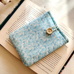 Floral Kindle Paperwhite & Scribe Case, Blue Kindle Sleeve, Padded Ebook Cover, Book Accessories, Bookish Gifts, Kindle Pouch for Readers