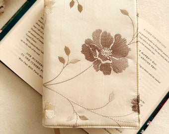 Funda de libro bordada ajustable, protector de libro acolchado, funda de libro con flores, bolsa de libro con flores, sobre de libro bordado, accesorios para libros