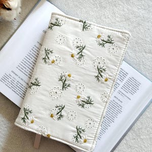 Couverture de livre brodée réglable, Protège-livre rembourré, Pochette de livre fleurs, Pochette de livre florale, Pochette de livre brodée, Accessoires de livre