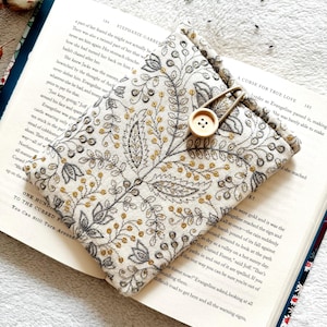 Embroidery Kindle Sleeve, Floral Kindle Paperwhite Case, Padded Kindle Scribe Cover, Book Lover Gift, Book Accessories, Kindle Pouch
