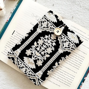 Embroidery Kindle Sleeve, Floral Kindle Paperwhite Case, Padded Kindle Scribe Cover, Book Lover Gift, Book Accessories, Kindle Pouch