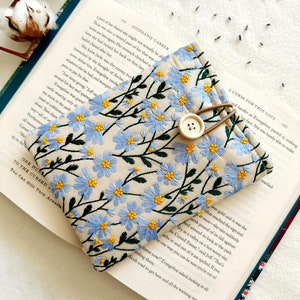 Embroidery Kindle Sleeve, Floral Kindle Paperwhite Case, Padded Kindle Scribe Cover, Book Lover Gift, Book Accessories, Kindle Pouch