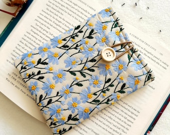 Embroidery Kindle Sleeve, Floral Kindle Paperwhite Case, Padded Kindle Scribe Cover, Book Lover Gift, Book Accessories, Kindle Pouch