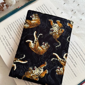 Tiger Kindle Cover With Elastic Closure, Padded Kindle Sleeve, Kindle Pouch, Book Accessories, Kindle Case, Bookish Gifts, Kindle Protector image 1