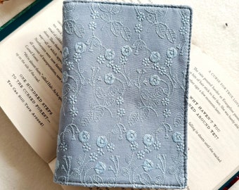 Funda para Kindle con bordado y cierre elástico, funda acolchada para Kindle, funda para Kindle con flores, accesorios para libros, funda azul para Kindle, regalos para amantes de los libros