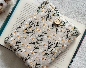 Embroidered Daisy Book Sleeve, Padded Book Cover, Book and Kindle Accessories, Bookish Gifts, Floral Book Purse, Book Bag, Book Lover Gift