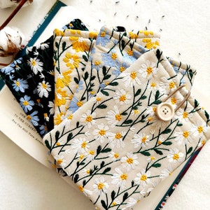 Pochette brodée pour Kindle, Étui à fleurs Kindle Paperwhite, Housse rembourrée pour Kindle Scribe, Cadeau pour les amoureux des livres, Accessoires de livre, Pochette pour Kindle