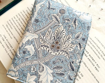 Funda para Kindle con flores y cierre elástico, funda acolchada para Kindle, funda azul para Kindle, accesorios para libros, funda para lector electrónico, regalo para amantes de los libros