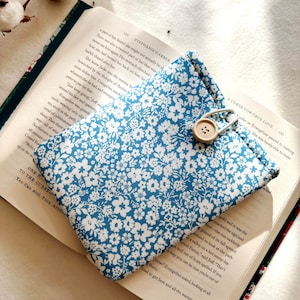 Floral Kindle Paperwhite & Scribe Case, Blue Kindle Sleeve, Padded Ebook Cover, Book Accessories, Bookish Gifts, Kindle Pouch for Readers