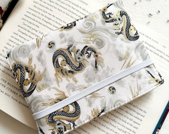 Dragon Kindle Hülle mit Gummibandverschluss, gepolsterte Kindle Paperwhite Tasche, Kindle 6”& 6.8” Tasche, Buchzubehör, E-Reader Hülle gold