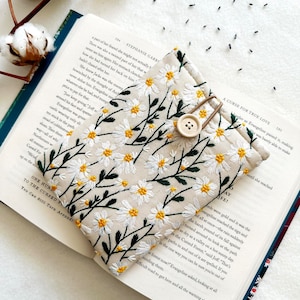 Embroidery Kindle Sleeve, Floral Kindle Paperwhite Case, Padded Kindle Scribe Cover, Book Lover Gift, Book Accessories, Kindle Pouch