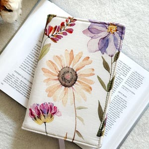 Adjustable Floral Book Cover, Padded Book Protector, Book Sleeve, Floral Book Pouch, Book Jacket, Book Accessories, Bookish Gifts