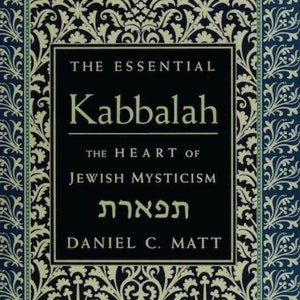 Peut inclure: Une couverture de livre avec un fond bleu foncé et un motif floral blanc. Le titre est "The Essential Kabbalah: The Heart of Jewish Mysticism" avec le mot hébreu "Kabbalah" en vert en dessous. Le nom de l'auteur, "Daniel C. Matt", est imprimé en blanc sous le mot hébreu.