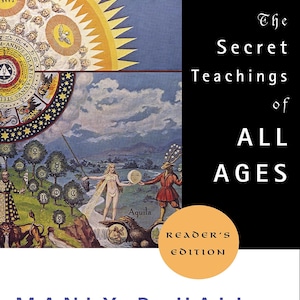 Könnte beinhalten: Buchcover von "The Secret Teachings of All Ages" von Manly P. Hall. Das Cover zeigt eine detaillierte Illustration mit himmlischen und mythologischen Bildern, einschließlich Figuren und Symbolen. Der Titel ist in großen, stilisierten Buchstaben.