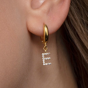 Pendientes con letras iniciales pavé, pendientes minimalistas de aro con diamantes, pendientes colgantes personalizados hechos a mano para mujer