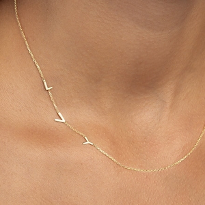 Collar con inicial, delicado collar personalizado de lado, collar con nombre y letra, collar minimalista, collar de oro, regalo para ella, regalo para mamá