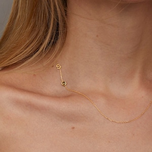 Collar con inicial lateral de oro macizo de 14 quilates y piedra de nacimiento, collar con letra de piedra preciosa, delicado collar con piedra de nacimiento, joyería para mujeres y niñas.