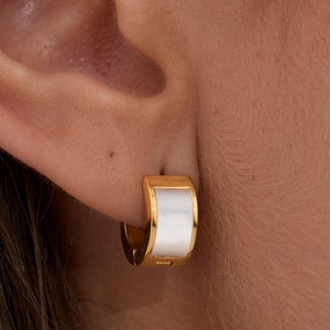 18K gouden hoepels, Huggie Hoops Earrings, Pearl Hinged Huggies, kleine gouden oorbellen, minimalistische handgemaakte oorbellen, cadeaus bruidsmeisje
