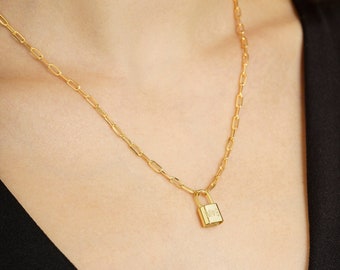 イニシャルロックネックレス、南京錠ネックレス、レターロックペンダントネックレス、南京錠チャームネックレス、女性と男性のためのミニマルなハンドメイドジュエリー