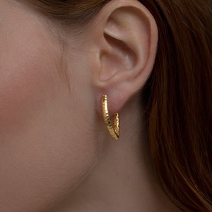 14K gouden hoepel, gehamerde hoepel, moderne hoepeloorbellen, handgemaakte sieraden, sieraden voor haar, goud gehamerde hoepels