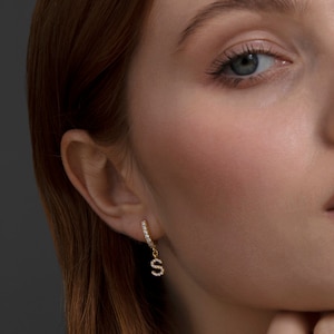 Pendiente de letra inicial de pavé, Pendiente inicial de pavé de 14K, Pendientes iniciales de pavé de plata, Pendiente minimalista, Pendientes personalizados con gota colgante