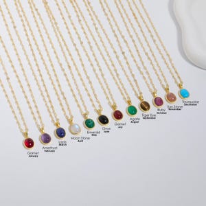 Può includere: Un set di 12 collane d'oro con ciondoli in pietre preziose di diversi colori. Ogni ciondolo rappresenta un mese diverso dell'anno. Le pietre preziose sono: granato, ametista, lapislazzuli, pietra di luna, smeraldo, onice, granato, agata, occhio di tigre, rubino, pietra solare e turchese.