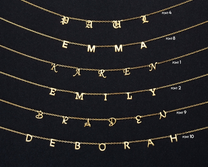 Puede incluir: Seis collares de oro con diferentes fuentes y nombres, incluyendo Paul, Emma, Karen, Emily, Braden y Deborah. Cada collar tiene un estilo de fuente diferente y est&aacute; etiquetado con un n&uacute;mero de fuente.