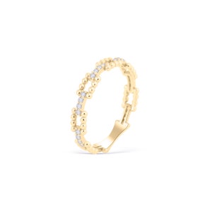 K&ouml;nnte beinhalten: Ein zarter Goldring mit einem Perlenmuster und kleinen Diamanten, die in das Metall gefasst sind. Der Ring hat einen Scharnierverschluss.