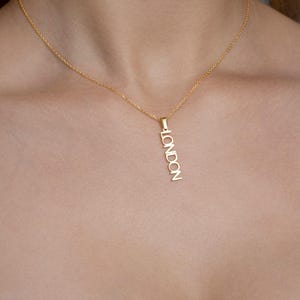 14K GULD NAMNHALSBAND, Vertikalt Halsband, Minimalistiskt Halsband med Namn, Sidohängt Halsband, Handgjorda Smycken, Halsband för Kvinnor, Gåvor