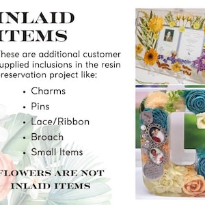 Pu&ograve; includere: L'immagine mostra progetti di conservazione in resina. Il testo elenca "Charms, Pins, Lace/Ribbon, Broach, Small Items" come inclusioni. Sono mostrati un pezzo incorniciato e una lettera "G", entrambi con fiori e altri elementi decorativi. Il testo dice anche "FLOWERS ARE NOT INLAID ITEMS".