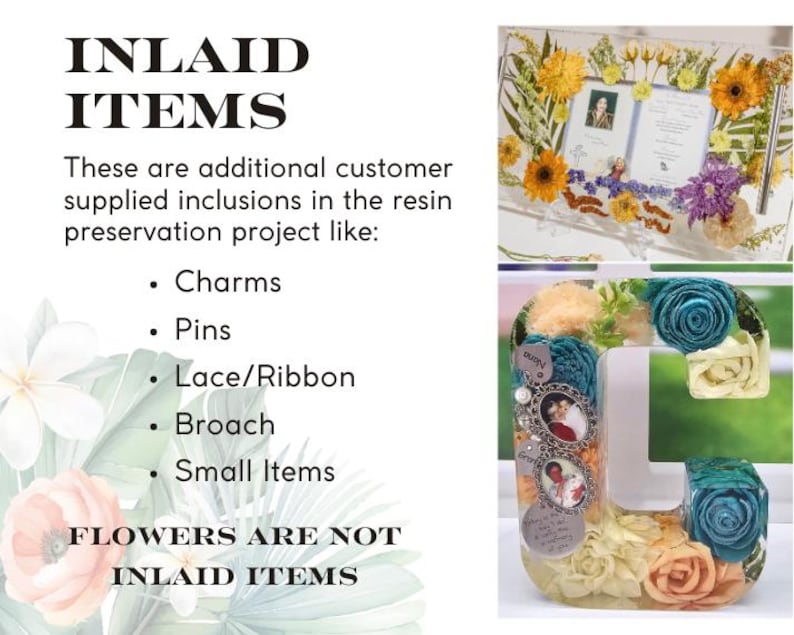 Pu&ograve; includere: L'immagine mostra progetti di conservazione in resina. Il testo elenca "Charms, Pins, Lace/Ribbon, Broach, Small Items" come inclusioni. Sono mostrati un pezzo incorniciato e una lettera "G", entrambi con fiori e altri elementi decorativi. Il testo dice anche "FLOWERS ARE NOT INLAID ITEMS".