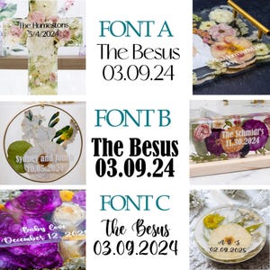 Pu&ograve; includere: Una collezione di opere d'arte in resina personalizzate, tra cui una croce, un vassoio, un ornamento rotondo e una scatola, ciascuna con fiori e testo incorporati. Il testo include nomi e date, come "The Humestons 5/4/2024" e "The Besus 03.09.24".