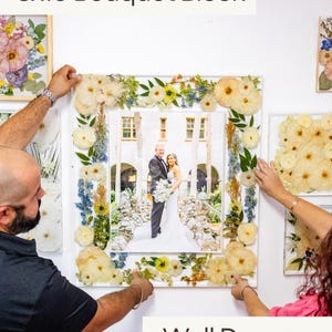 Pu&ograve; includere: Souvenir floreali fatti a mano con fiori conservati e inviti di nozze. L'immagine mostra un blocco bouquet 8x10 e decorazioni murali. Il testo include nomi, date e un indirizzo della chiesa.