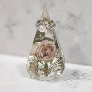 Wedding Cystal Shape Ring Holder with YOUR Preserved Flowers, Preserved Bouquet Ring Holder, Flower Preservation Gift, Wedding Trend