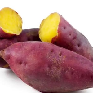 Peut inclure: Un groupe de patates douces à la peau lisse violet foncé et à la chair jaune vif. Deux des patates douces sont coupées en deux, révélant leur intérieur jaune éclatant, tandis que les autres restent entières avec des extrémités effilées.