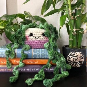 String of Pearls Succulent in Lavender Pot / Crochet Cactus / Crochet succulent / Anigurumi Cactus /  Cactus Center Piece
