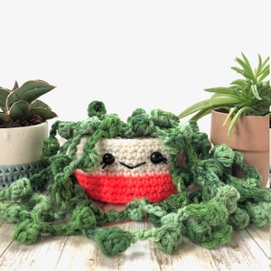 String of Pearls Succulent in Hot Pink Pot / Crochet Cactus / Crochet succulent / Anigurumi Cactus /  Cactus Center Piece