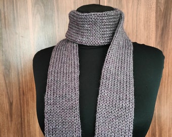 Écharpe fine grise en laine double épaisseur faite main, accessoire en tricot gris